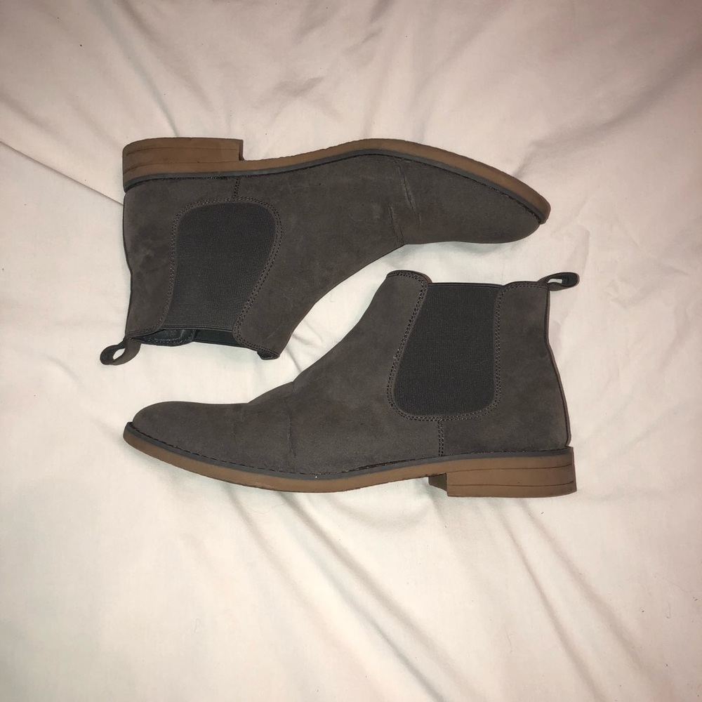 CHELSEA BOOTS
